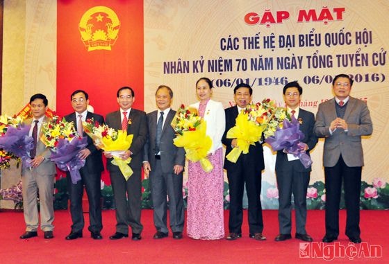 Các đồng chí lãnh đạo tỉnh được nhận Kỷ niệm chương 