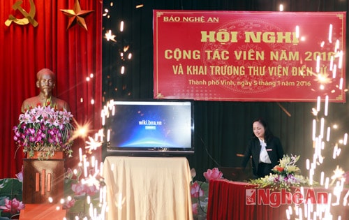 Đồng chí Phạm Thị Hồng Toan, Tỉnh ủy viên, Tổng biên tập Báo Nghệ An nhấn nút khai trương thư viện điện tử Báo Nghệ An.