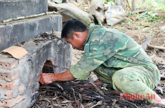 Ông Nguyễn Văn Trường (xóm 6) cho biết, điều quan trọng trong khi nấu mật là phải luôn giữ cho được nhiệt độ trong lò