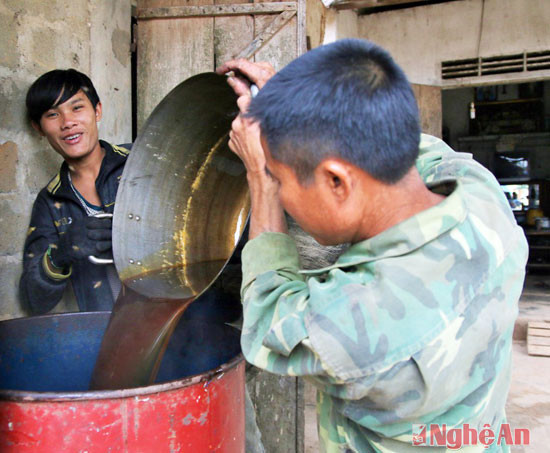 Mật được đổ vào các thùng phuy cất giữ. Mỗi mùa gia đình ông Nguyễn Văn Trường có thể làm tới 9 nghìn lít mật, giá mỗi lít là 20 nghìn đồng.