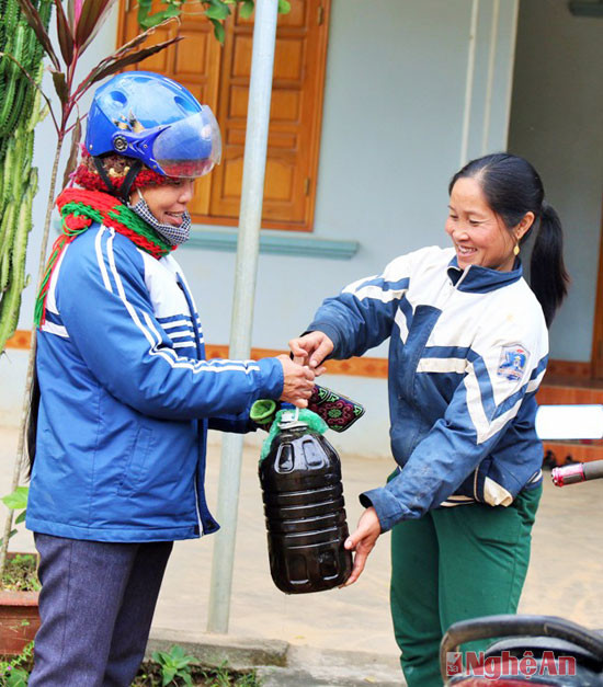 Người mua có thể vào tận các lò nấu mật để lựa chọn và mua