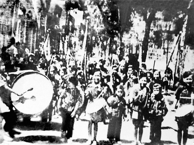 Sáng 6/1/1946, không khí bầu cử len lỏi đến từng ngõ phố, hiện lên trên khuôn mặt mỗi người. Nhân dân nghỉ không bán hàng, không chạy chợ. Người lớn dậy sửa soạn đi làm bổn phận của một công dân, trẻ em đi cổ động tổng tuyển cử. Thiếu nhi phố Mai Hắc Đế (Hà Nội) cổ động trong ngày bầu cử đầu tiên của đất nước.