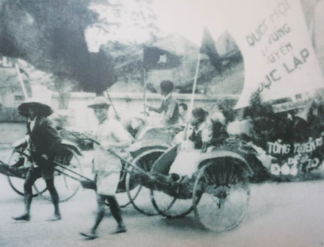 Nhân dân lao động ở Thủ đô cũng hòa vào không khí ngày bầu cử, treo cờ đỏ sao vàng, băng rôn cổ động.