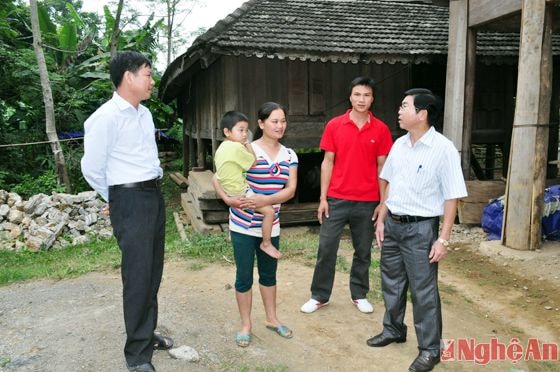 Lãnh đạo huyện Quỳ Châu tìm hiểu đới sống của đồng bào xã Châu Bính