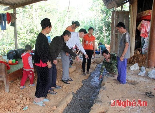 Từ ngày hôm qua đến nay, đã có rất nhiều người đến gia đình anh Phúc để được xem tận mắt chuyện lạ này.