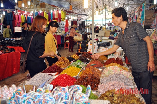 thời điểm gầntết, các doanh nghiệp giới thiệu nhiều sản phẩm mứt tết được người tiêu dùng quan tâm