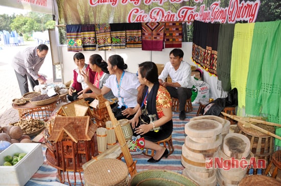 Đặc biệt, co khá nhiều gian hàng giới thiệu sản phẩm của đồng bào dân tộc