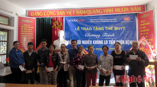 Đại diện MobiFone Nghệ An trao thẻ BHYT cho các hộ nghèo