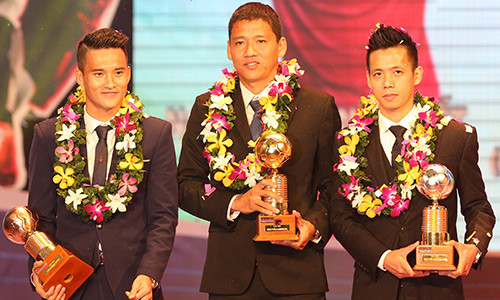 Anh Đức (giữa) vượt qua Văn Quyết (phải, Quả bóng Bạc) và Lê Công Vinh (trái, Quả bóng Đồng) để nhận giải thưởng cá nhân cao quý nhất bóng đá Việt Nam năm qua. Ảnh: Đức Đồng.