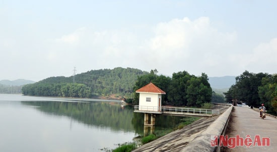 Cách Thị trân Nam Đàn hơn 10km, cách Thành phố Vinh khoảng 30km, Hồ Tràng Đen thực sự là điểm du lịch sinh thái lý tưởng. Con đường bao quanh đã được đổ bê tông sạch sẽ, thuận tiện cho du khách đến tản bộ và ngắm cảnh.