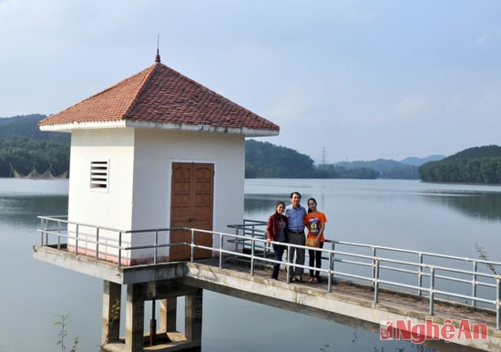 Vào dịp nghỉ cuối tuần, nhiều người tìm đến hồ Tràng Đen thưởng lãm phong cảnh và chụp ảnh lưu niệm.