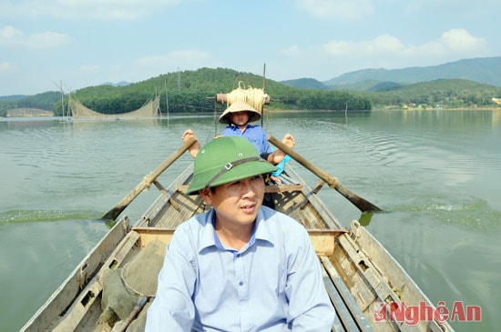 Gặp ngày thời tiết đẹp, có thể du thuyền khắp lòng hồ để trải nghiệm vẻ đẹp hùng vĩ và thơ mộng.