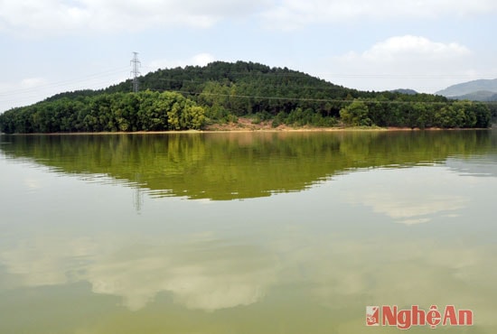 Giữa hồ có các đảo và bán đảo, là những đồi thông và keo, nơi cư trú của các loài chim muông.