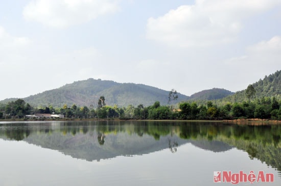 Mặt hồ tĩnh lặng, soi bóng mây trời, đồi núi, làng mạc làm nên vẻ đẹp hấp dẫn.