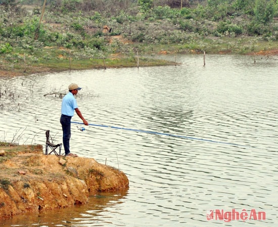 Nhiều người quanh vùng, kể cả ở xa hơn như Thị trấn Nam Đàn, Đô Lương, Thành phố Vinh tìm đến Hồ Tràng Đen câu cá, vừa để thư giãn, vừa có được nguồn thực phẩm 