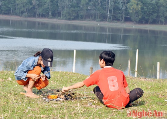 Trên bờ, những đứa trẻ chăn trâu nhóm bếp nướng ngô. Cảnh này làm nên nét bình dị, dân dã và nguyên sơ  của vùng đất Nam Hưng.