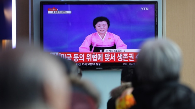 Người Hàn Quốc theo dõi tin tức về tuyên bố thử thành công bom H của Triều Tiên. Ảnh: Internet.