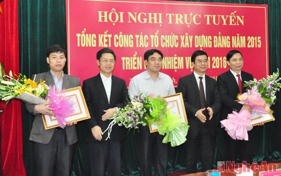 Đồng chí Nguyễn Xuân Sơn và Nguyễn Hữu Lậm trao khen thưởng cho 3 tập thể có thành tích xuất sắc tiêu biểu trong công tác tổ chức xây dựng Đảng năm 2015