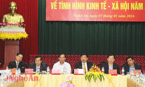 Lãnh đạo tỉnh tham dự cuộc họp báo.