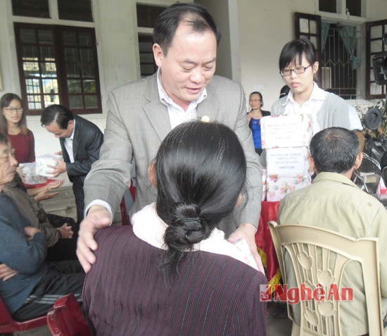 2.Đồng chí Lê Tiến Trị, UVBCH Đảng bộ tỉnh, Bí thư Thị ủy Thái Hòa tặng radio cho người khiếm thị