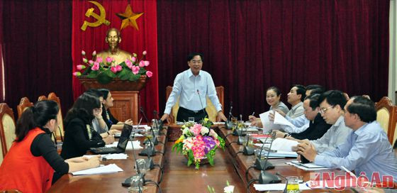 Đồng chí Trần Công Dương - Chánh Văn phòng Tỉnh ủy, Trưởng ban VH-XH HĐND tỉnh phát biểu nêu dự kiến một số nhiệm vụ trọng tâm của Ban trong tháng 2