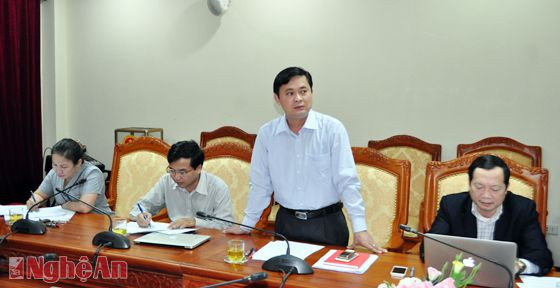 Đồng chí Thái Thanh Quý - Bí thư Huyện ủy Nam Đàn trình bày báo cáo chính trị tại cuộc làm việc