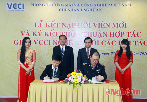 Lãnh đạo VCCI chi nhánh Nghệ An và Cục Hải quan Nghệ An ký kết chương trình hợp tác giai đoạn 2016-2020.