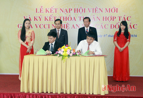 Lãnh đạo VCCI chi nhánh Nghệ An và Trường ĐH Vinh ký kết chương trình hợp tác.