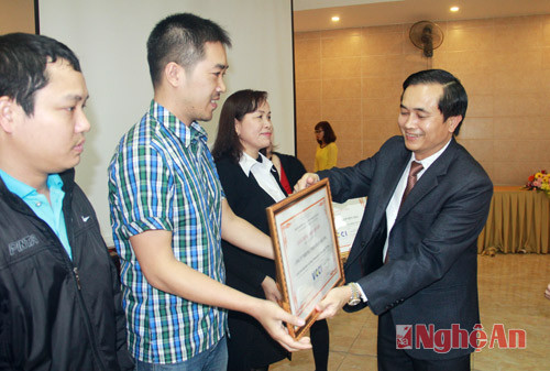 Đồng chí Lê Ngọc Hoa, Phó Chủ tịch UBND tỉnh trao giấy chứng nhận hội viên VCCI chi nhánh Nghệ An cho các doanh nghiệp.