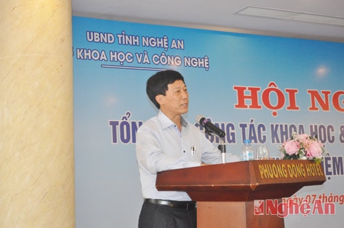 Ông Nguyễn Duy Nam, Hiệu trưởng Trường cao đẳng nghề Việt Nam-Hàn Quốc trao đổi ý kiến tại hội nghị