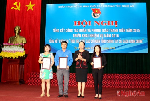 Trao giải nhất, nhì, ba cho các đơn vị xuất sắc trong cuộc thi tuổi trẻ đoàn khối chung tay cải cách hành chính.