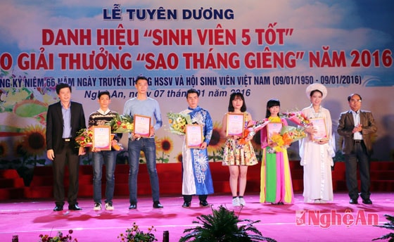 Trao giải cho các tiết mục đạt giải nhất và giải nhì cuộc thi Tiếng hát học sinh, sinh viên