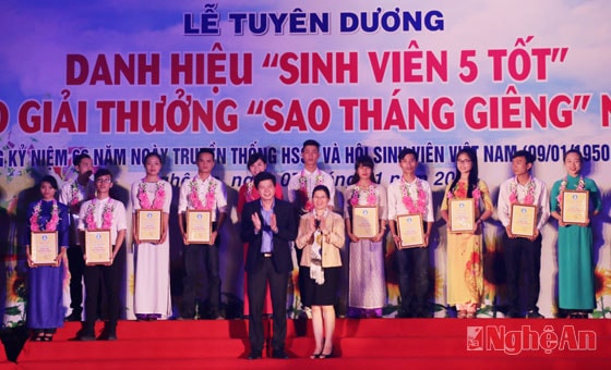 Đây là những sinh viên xuất sắc, những bông hoa đẹp tiêu biểu được lựa chọn từ hơn 80.000 sinh viên trong tỉnh Nghệ An