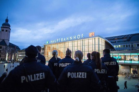 Cảnh sát Đức được tăng cường trước nhà ga Colagne hôm 6/1. Ảnh: AFP.