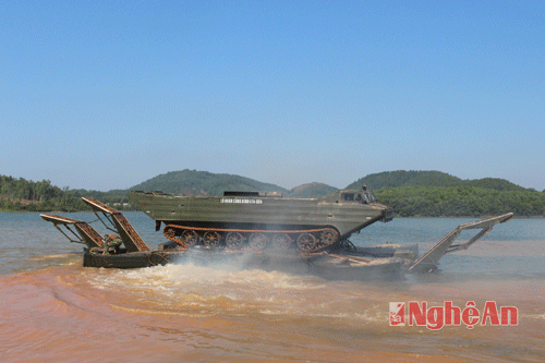 Tiểu đội Công binh thực hành chất tải GSP qua sông.