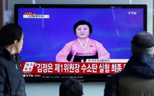 Bà Ri Chun-hee xuất hiện trên truyền hình Triều Tiên đưa tin vụ thử bom nhiệt hạch hôm 6/1. Ảnh: AP