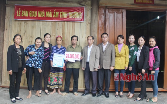 Hội Liên hiệp phụ nữ huyện Con Cuông tổ chức  trao nhà “Mái ấm tình thương” cho Chị Lương Thị Nghi,