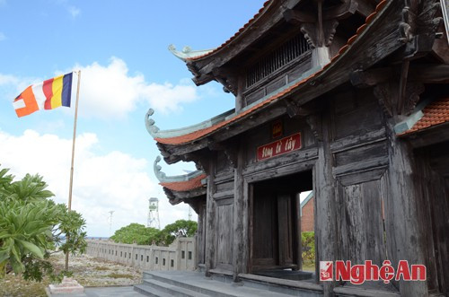  Đoàn công tác đã đến thăm ngôi cổ tự Song Tử Tây. Chùa Song Tử Tây uy nghi hướng mặt ra biển với lối kiến trúc chùa cổ ở miền Bắc gian hai chái, mái ngói mũi hài cong có đầu đao.
