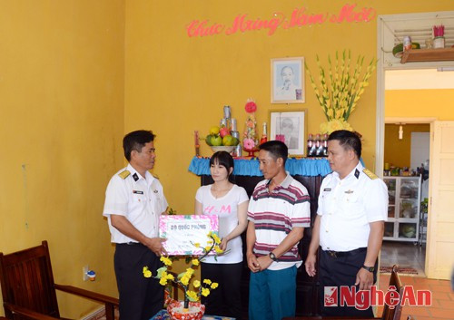 Đoàn công tác cũng đã đến thăm, tặng quà của Bộ quốc phòng cho các hộ dân sinh sống tại đảo.