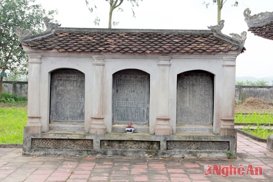 Dãy bia khắc tên tuổi những người đỗ đạt khoa cử được dựng trước đình Võ Liệt (Thanh Chương).