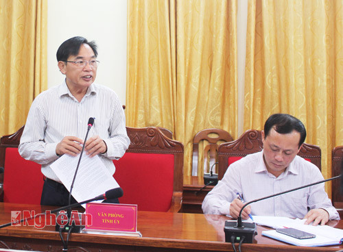 Đồng chí Trần Công Dương - Chánh Văn phòng Tỉnh ủy trình bày báo cáo công tác quý IV/2015. 