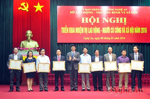 Trao danh hiệu Tập thể lao động xuất sắc do UBND tỉnh tặng