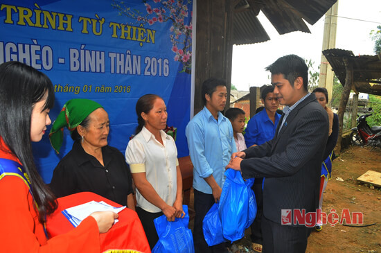 Ông Phạm Việt Đức - Phó Giám đốc Chi nhánh Sacombank Nghệ An trao quà hiện vật cho các hộ nghèo