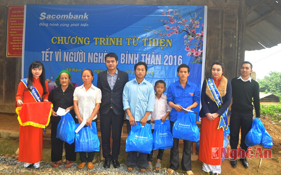 Đại diện Chi nhánh Sacombank Nghệ An chụp ảnh lưu niệm và gửi lời chúc Tết Nguyên đán no ấm hạnh phúc tới các hộ nghèo