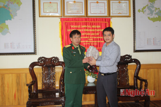 Đại diện Chi nhánh Sacombank Nghệ An trao quà lưu niệm cho Lãnh đạo Đoàn kinh tế - Quốc phòng 4