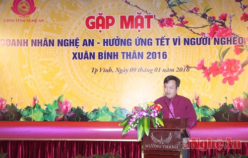 Ông Trần Anh Sơn - Phó Chủ tịch kiêm Tổng thư ký Hội Doanh nghiệp tiêu biểu hưởng ứng Lời kêu gọi của Bí thư Tỉnh ủy, động viên các doanh nghiệp đăng ký ủng hộ “Tết vì người nghèo”.