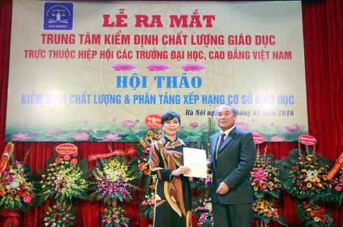 hứ trưởng Nguyễn Vinh Hiển trao Quyết định hoạt động của Trung tâm cho bà Nguyễn Phương Nga.