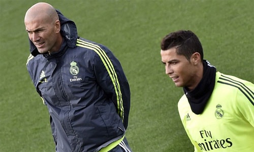 Zidane (trái) khẳng định Ronaldo sẽ ở lại Real chừng nào ông còn tại vị. Ảnh: AFP.