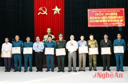 Lãnh đạo Thị xã trao bằng khen cho các tập thể, cá nhân xuất sắc.