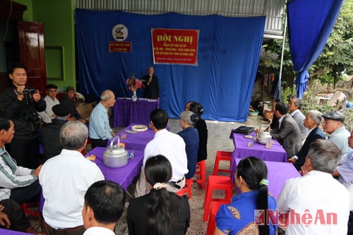 Đông đảo bà con tham gia  lễ ra mắt CLB nuôi ong, trồng hoa, nuôi chim cảnh.